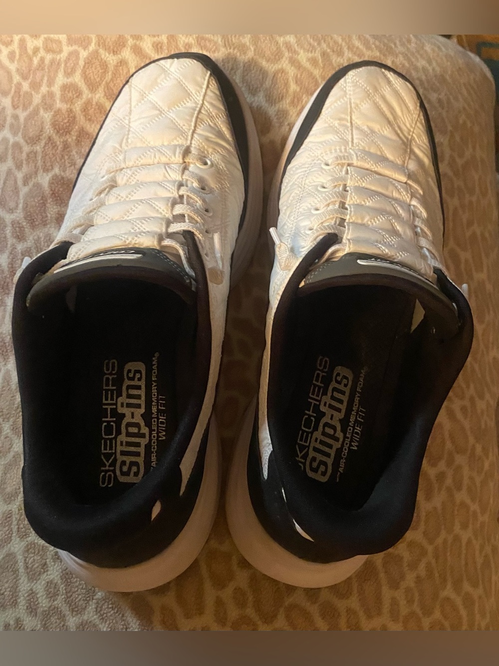 Sketchers womens 10 Wide slip in slightly worn.